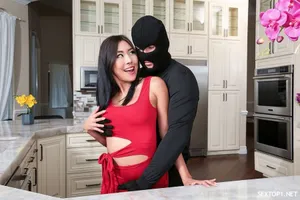 [Công nhân nhập cư mười dặm để khám phá], cô ấy hẳn là một mỹ nhân khi còn trẻ, một người phụ nữ trưởng thành trong gia đình tốt bụng đến gặp vào đêm khuya với bộ ngực lớn và làn da trắng