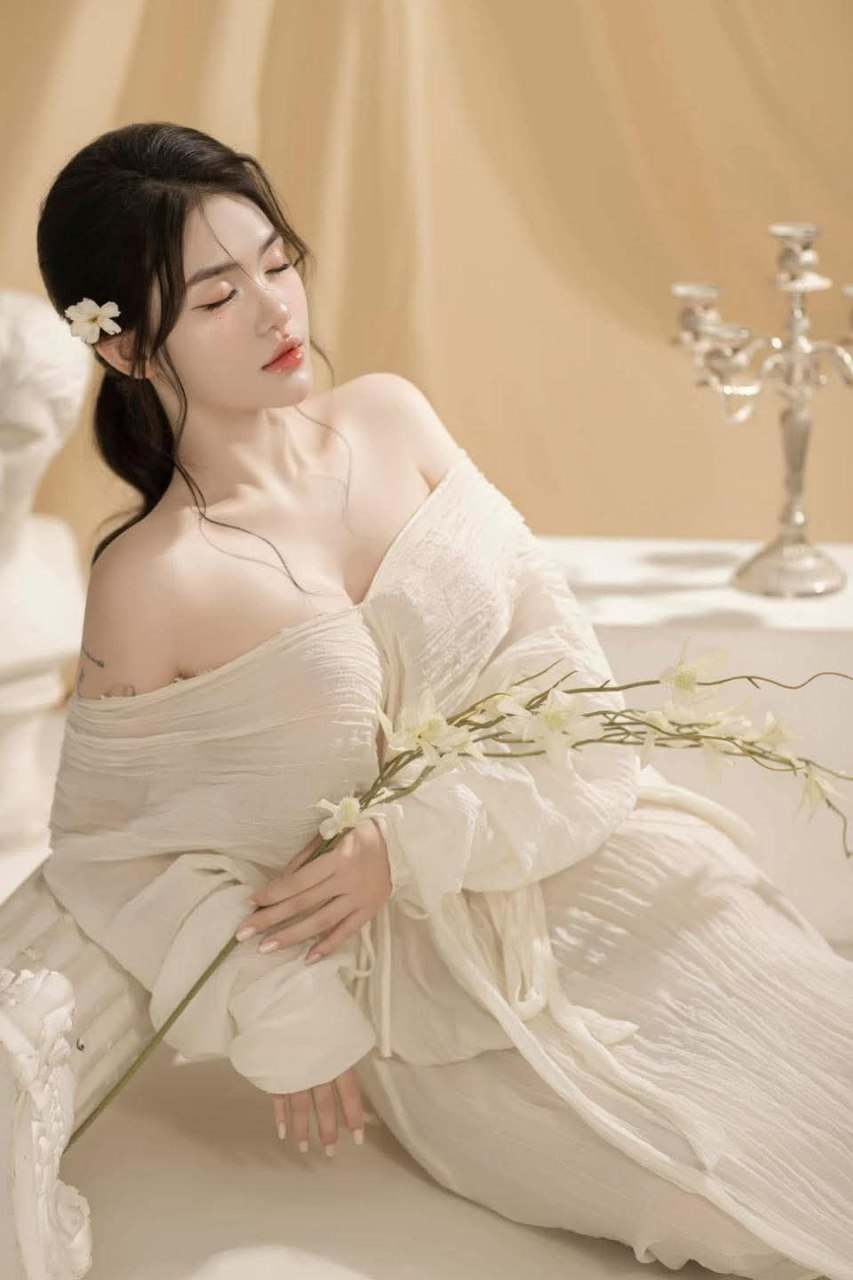 Nữ sinh thử quần da và muốn quan hệ tình dục.