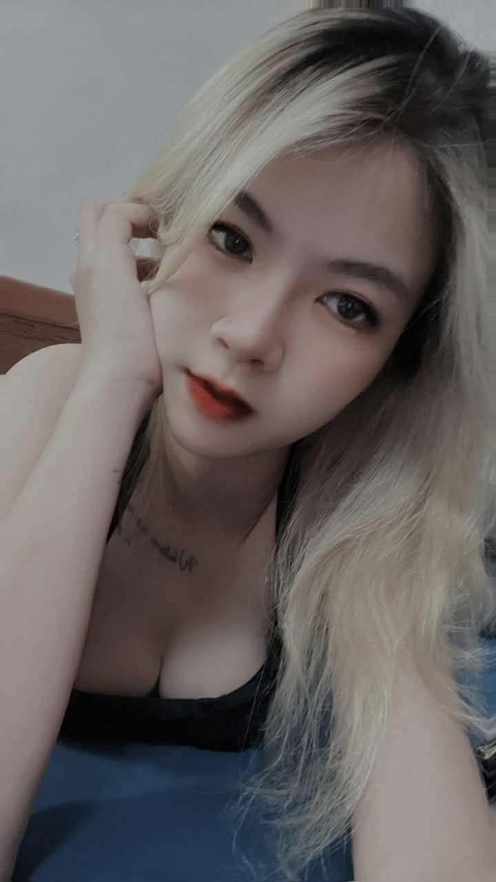 Xoạc em váy ngắn bướm dâm tại nhà